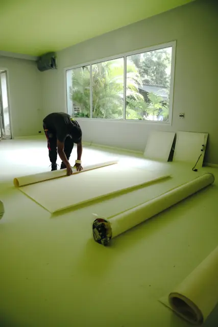 Montagem: preparação do piso de uma das salas da casa