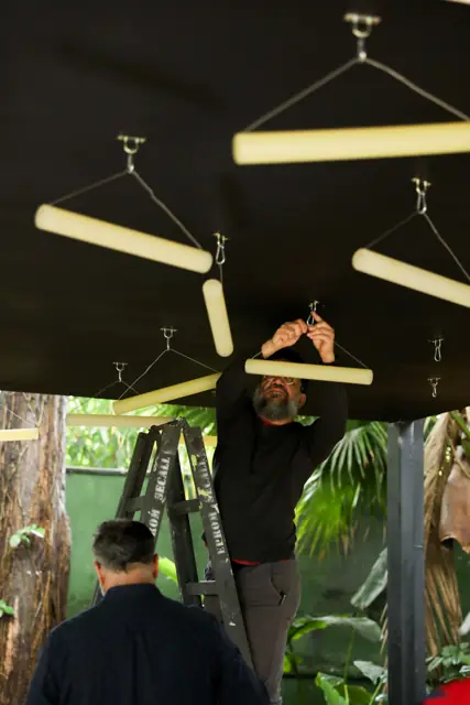 Montagem: peças sendo suspensas na varanda